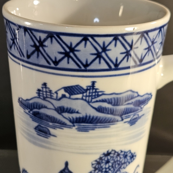Vtg White And Blue Porcelain 16oz Mug. Blue Willow Inspiration Pattern Cup - Picture 3 of 14